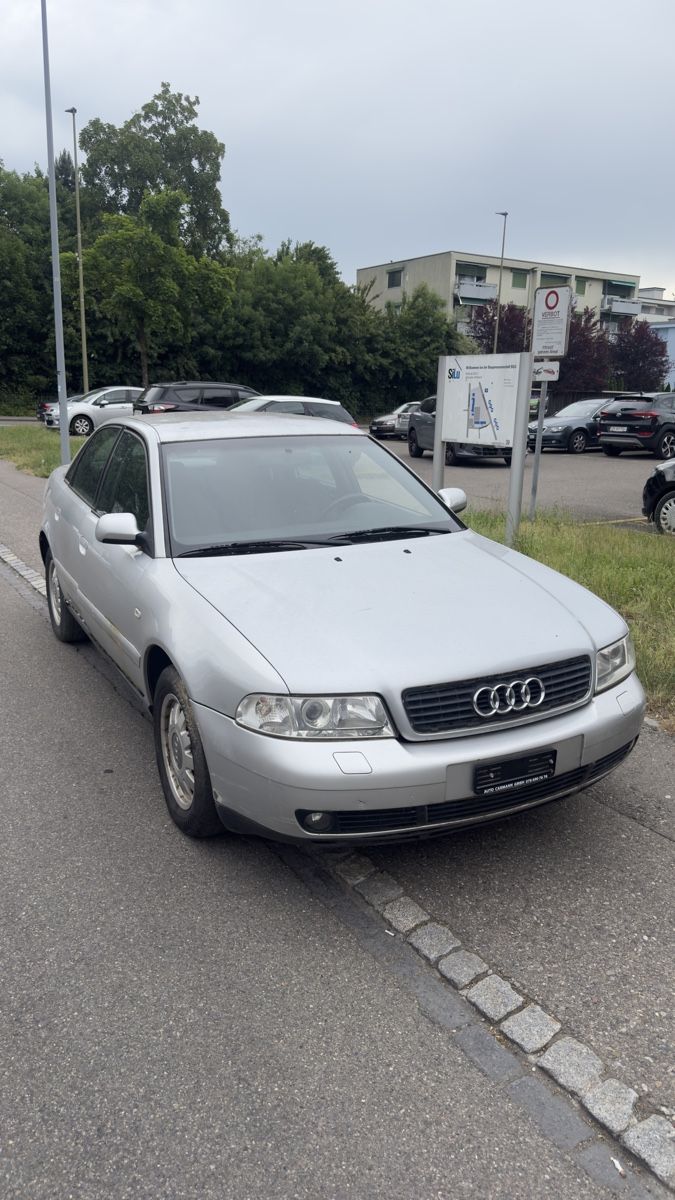 Audi Automobili: Audi A4 B5 2.4 V6 AUTOMAT ab 1Fr. – Difettoso da Embrach venduto da siiviisii 1