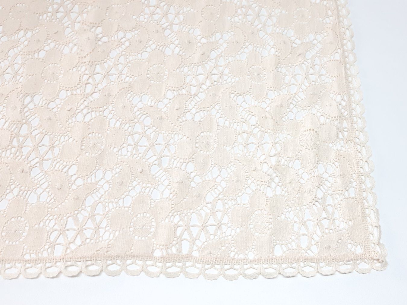 Altra biancheria da tavola: Tischdecke aus Spitzenstoff - Nappe en dentelle – Usato da Savagnier venduto da Marderuth 1