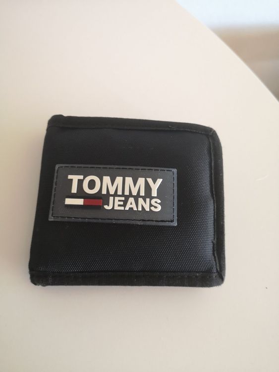 Tommy Hilfiger black wallet 2