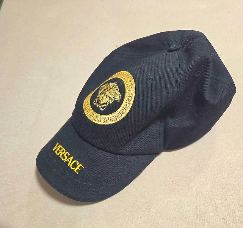 Versace Sonstige Kleidung & Accessoires: Versace Kappe original – Gebraucht aus Niederhasli von ee1308