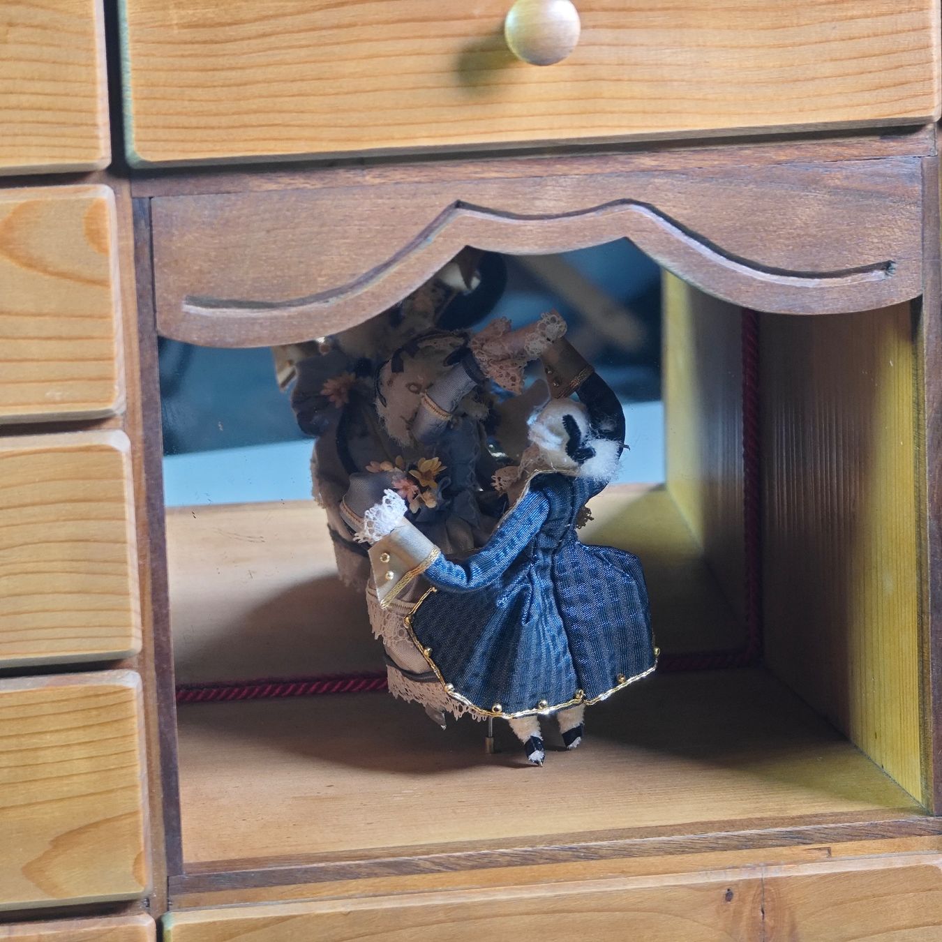 Carillon: Schmuckschränkchen 12 Schubladen Spieldose – Usato da Schönenwerd venduto da Swissmusicbox 6