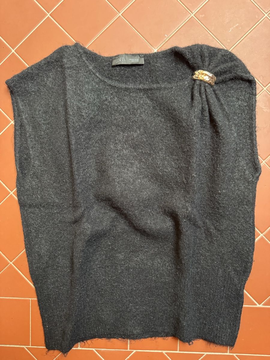Zara Gilets & Westen: Pull en maille gris avec détail doré Taille S – Neu (gemäss Beschreibung) aus Blonay von Celuna