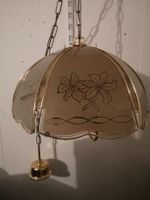 Goldene Hängelampe mit Lilienmuster