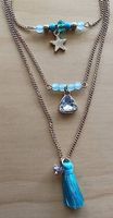 Collier triple tours, avec perles et pompon bleu