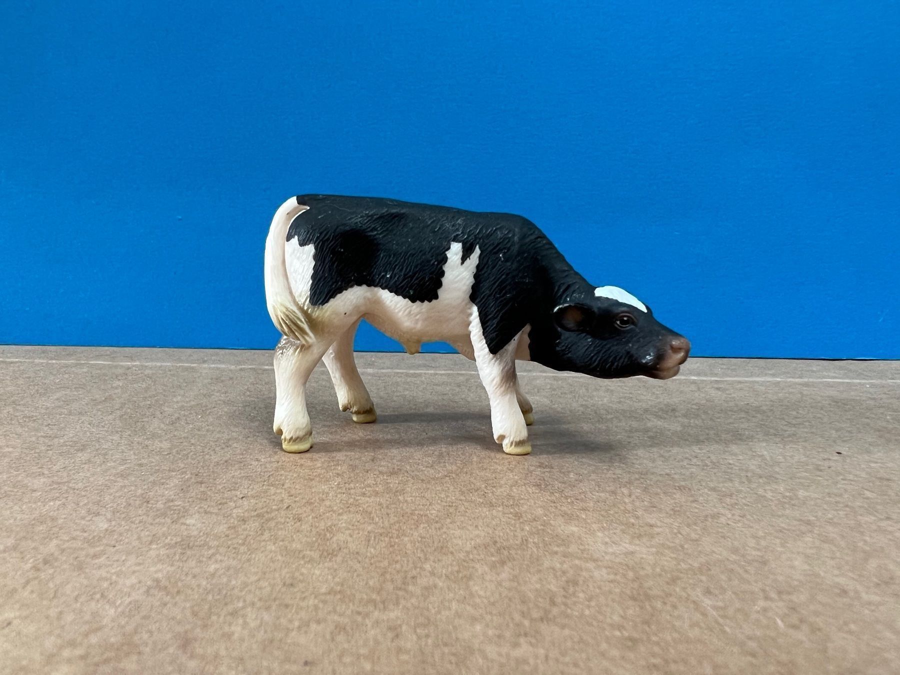 Schleich Statuette: Schleich Schwarzbunt Kalb, saugend – Usato da Ennetbaden venduto da mapa05