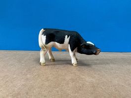 Schleich Schwarzbunt Kalb, saugend