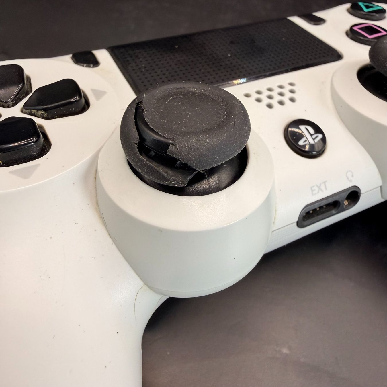Sony Controller: Playstation 4 Controller Weiss Gummi Defekt – Usato da Düdingen venduto da Nerdworld 1