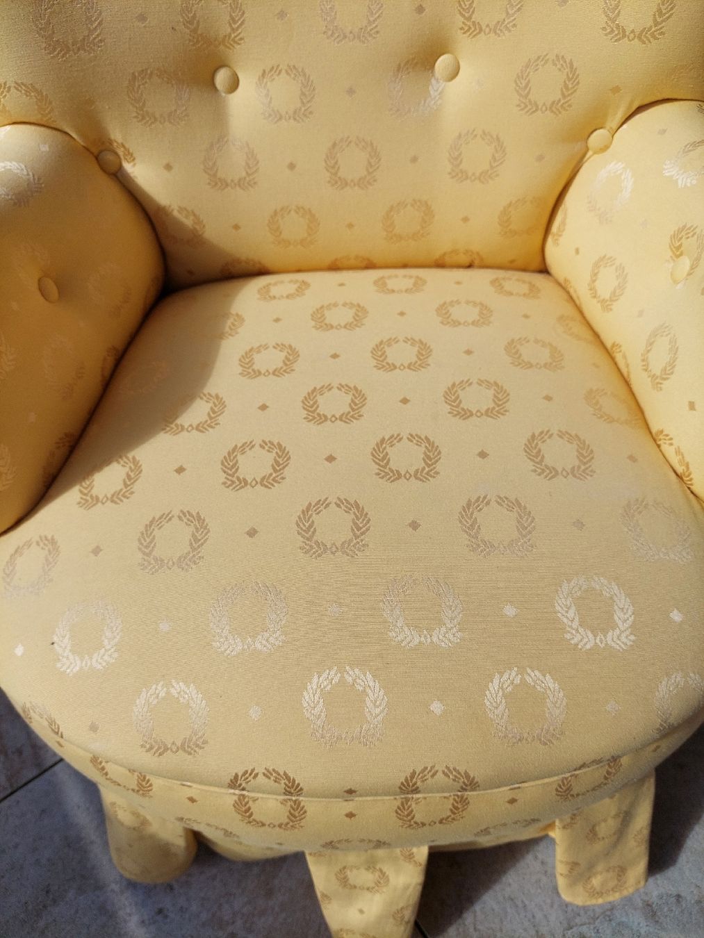 Sessel: Schöner goldener Sessel mit Ornamenten – Gebraucht aus Crésuz von NgauNgau 3