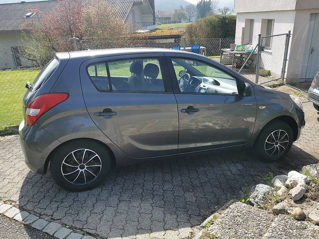 Autos: Hyundai i 20 Grau met. – Gebraucht aus Balterswil von Toyo2 3