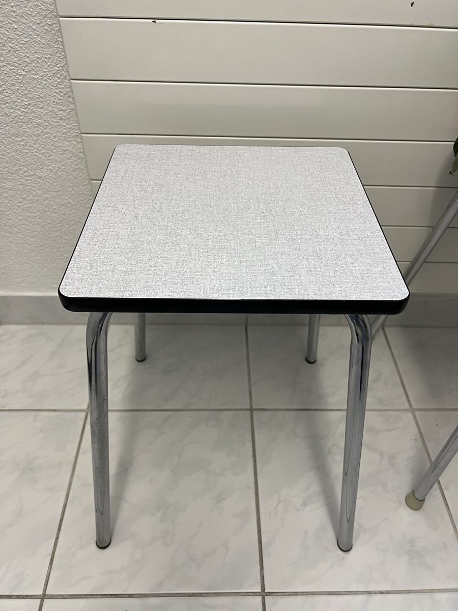 Sgabelli: Retro Stool with Chrome Legs – Usato da Zürich venduto da Isabel.