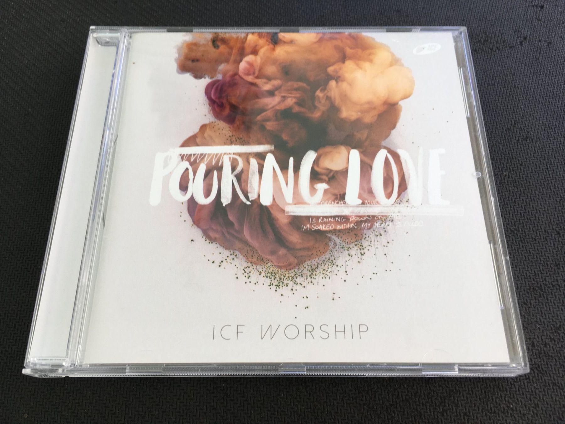CDs: Pouring Love - ICF Worship -CD- – Gebraucht aus St.Gallen von MedienJoe