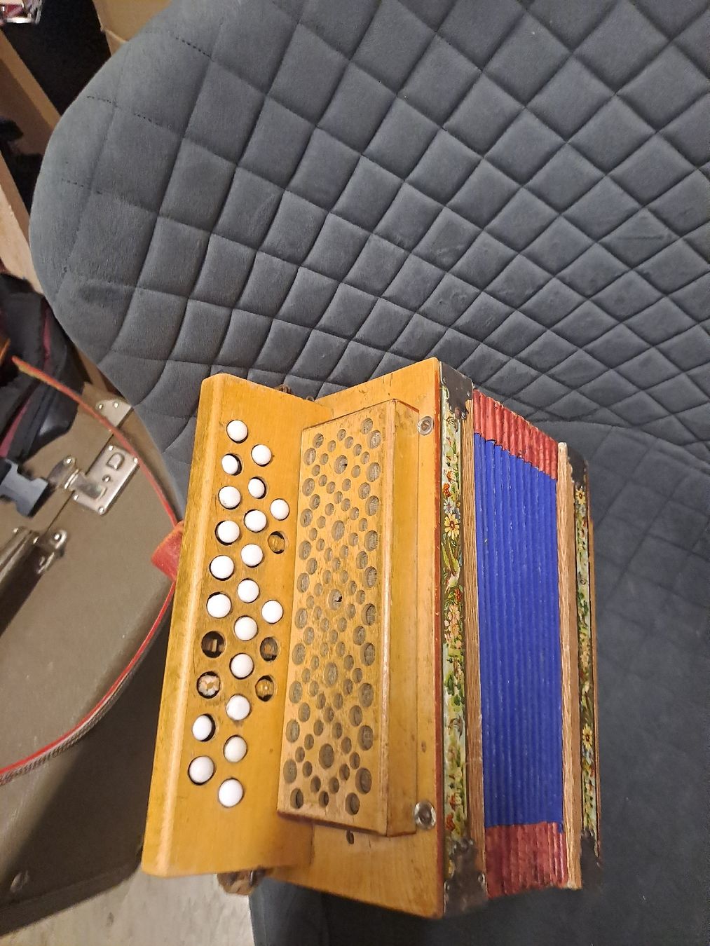 Strumenti musicali: schwyzerorgeli – Usato da Villeneuve venduto da BibiVintage 1