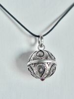 Kugel aus Silber 925 als Anhänger mit Granat