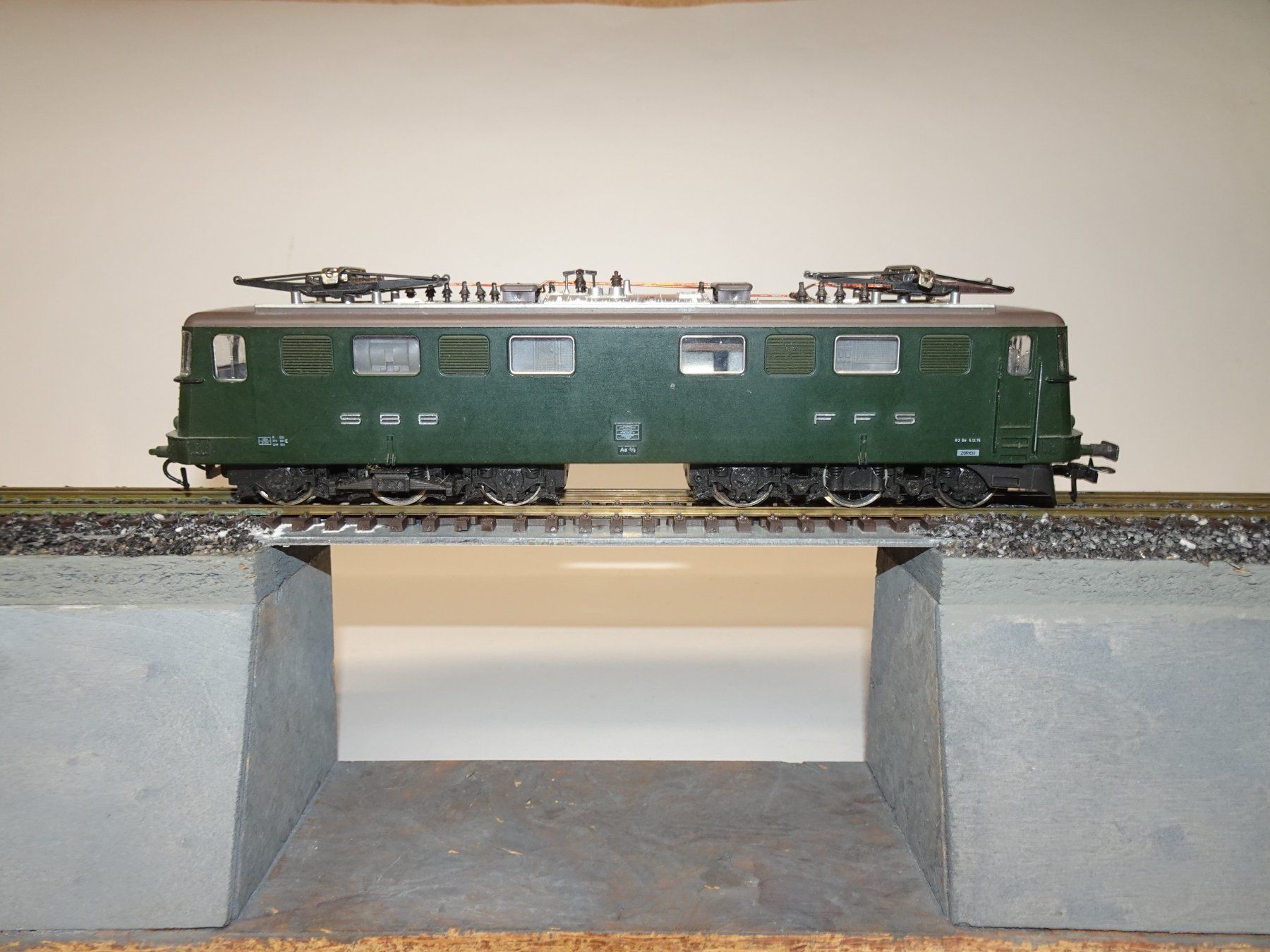 Roco Modelleisenbahnen: ROCO SBB Ae 6/6   H0 AC – Defekt aus Hinwil von Berling0 1