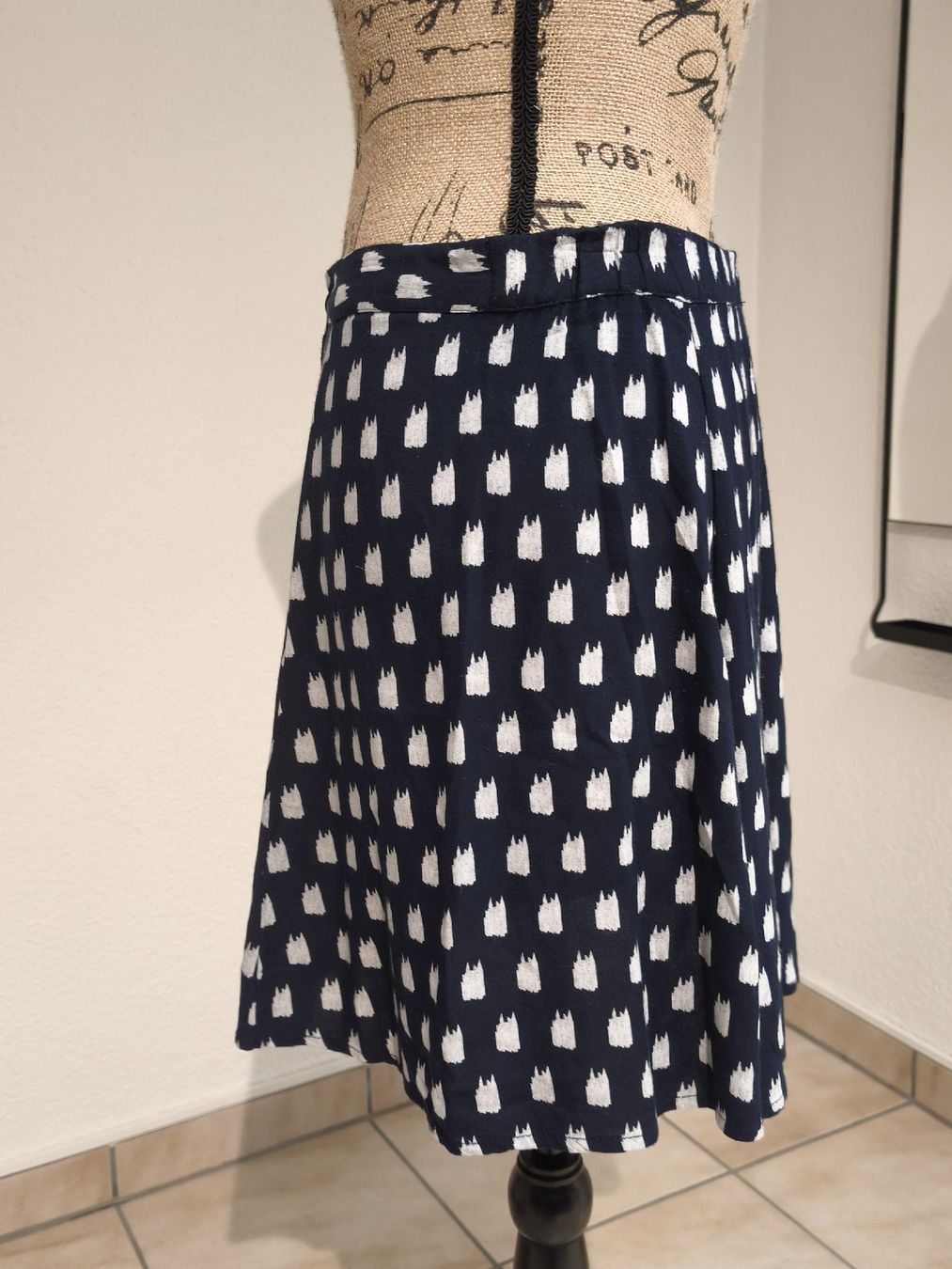Mango Jupes: Rock Mango dunkelblau gemustert Grösse S neu – D'occasion à Emmetten par SecondhandSiska 1