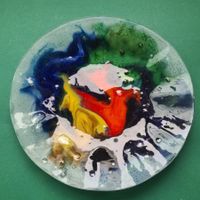 Bunter Glasteller mit Wellenrand / Handarbeit