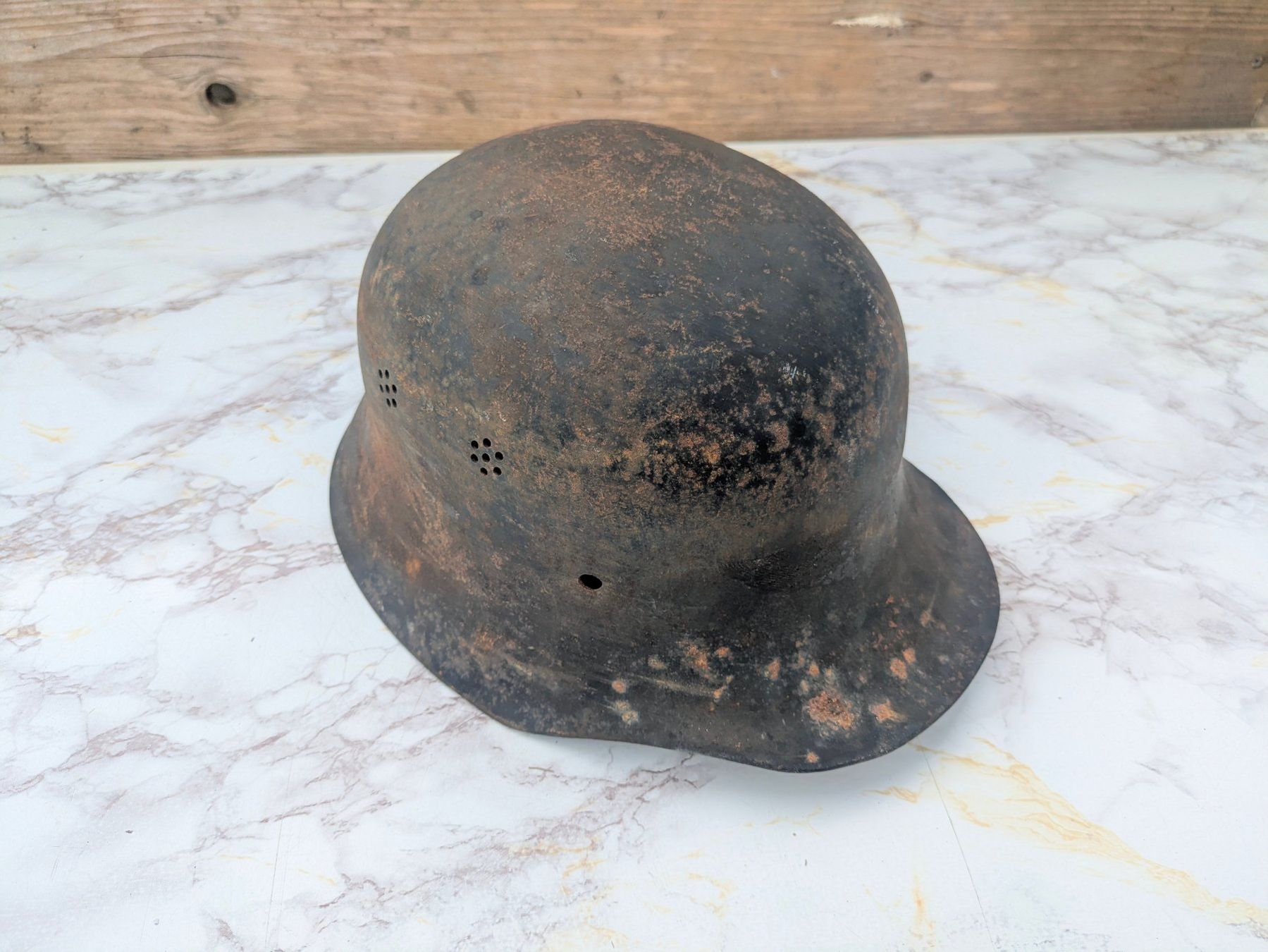 Uniformi & Effetti personali: SD Luftschutz Stahlhelm M34 "Duck Bill Visor" mit Abzeichen – Usato da Buttisholz venduto da ArmeeShopCH