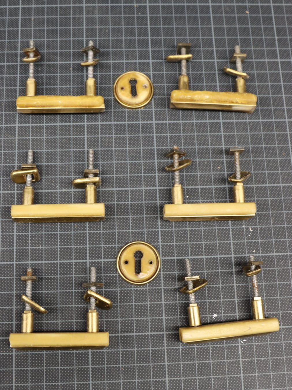 Eisenwaren: 8 teiliges Set Kommodengriffe & Schlossblenden – Gebraucht aus Emmetten von Super008 1