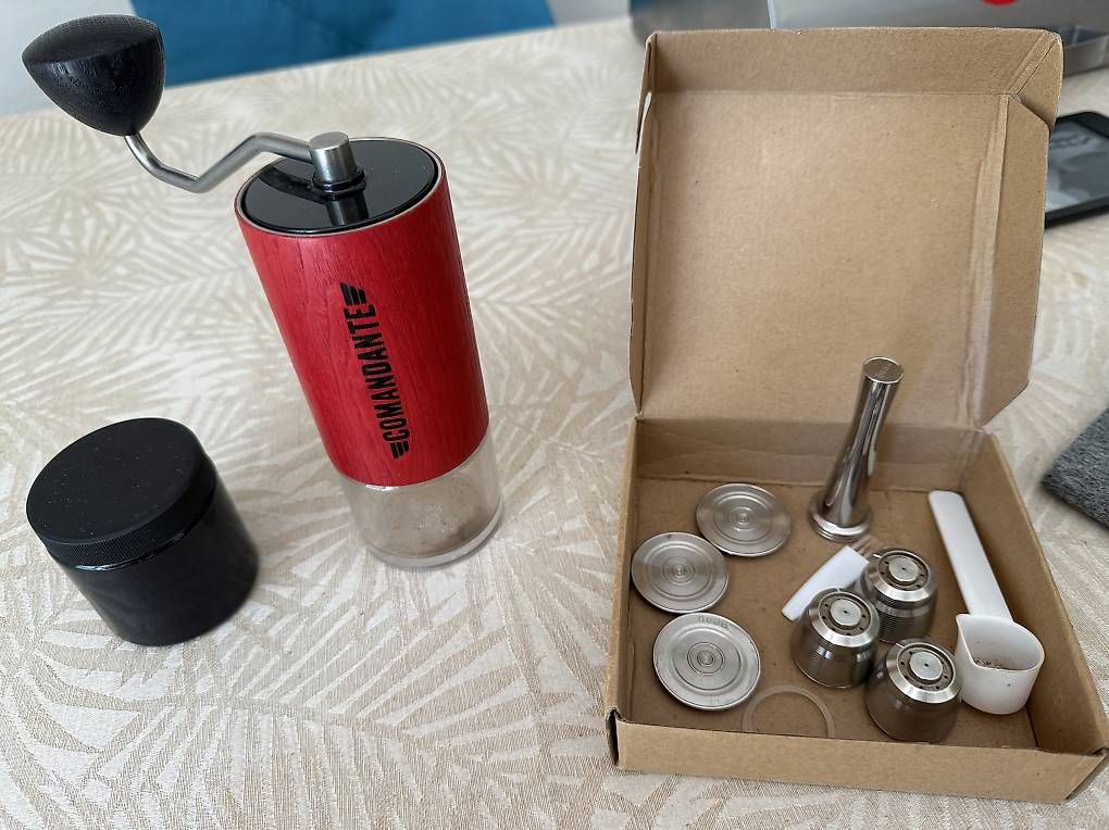 Appareils de cuisine: Macinacaffè comandante e capsule metallo – D'occasion à Lostallo par Berenike 1