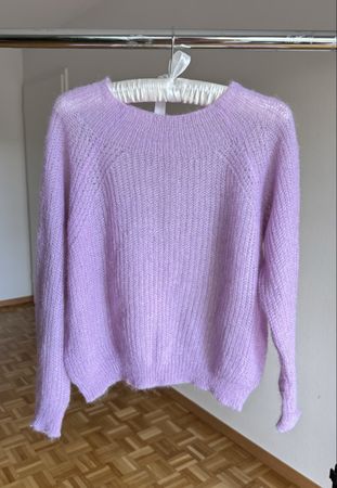 Handgestrickter Pullover in „Cobweb“-Optik, zartes Lila
