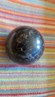 Anthrazit-grau-weiss gemaserte Alabaster-Kugel