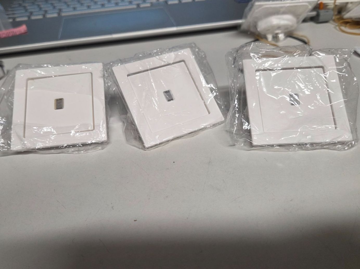 Hager Interruttori: Hager Druckschalter Frontplatte mit Linse Kallysto 60x60 – Nuovo e nell'imballaggio originale da Zürich venduto da Alibaba1234 2