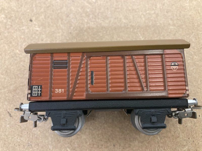 Märklin Trains électriques: Märklin H0 381 gedeckter Güterwagen Blech – D'occasion à Büsserach par ModellbahnDepot 1