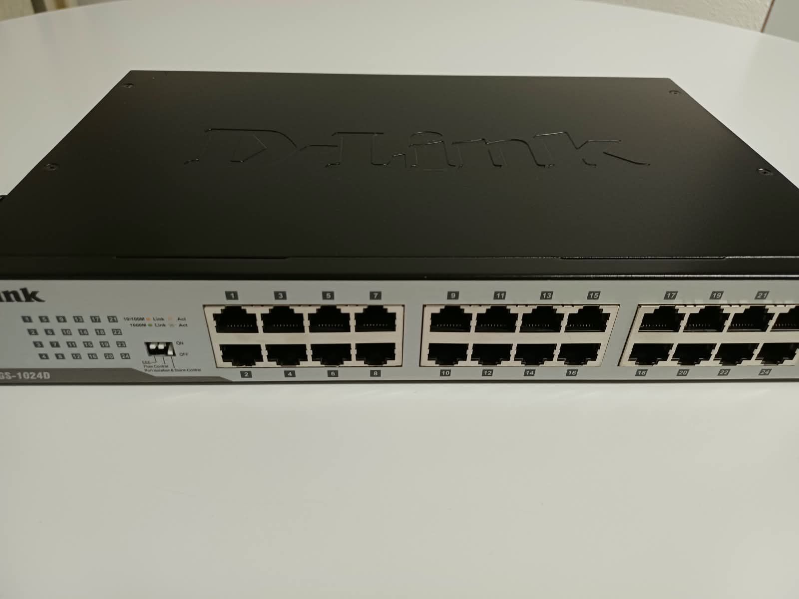 Dlink Hub & Switch: Switch D-Link DGS-1024D-24 ports – Usato da St-Imier venduto da Yves-Astria 1