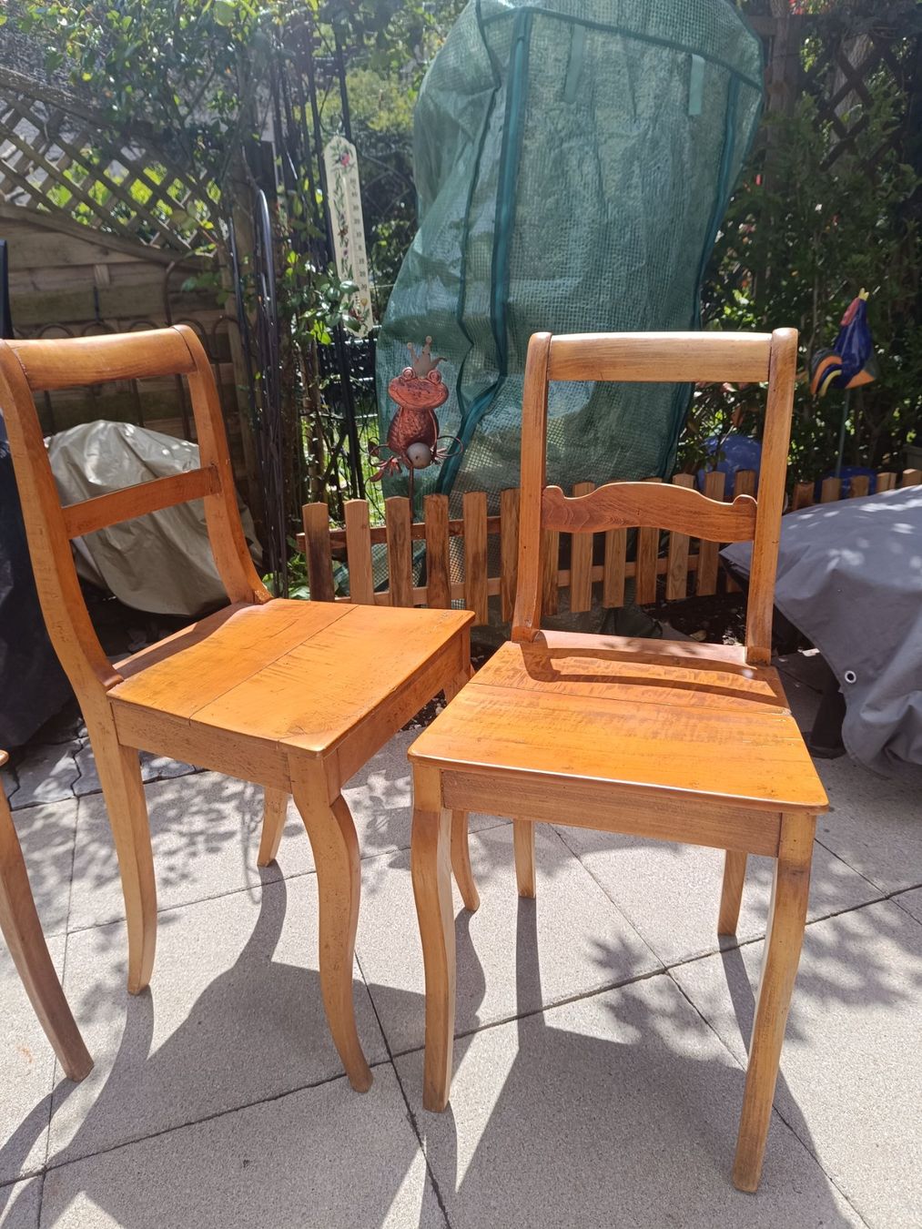 Sedie: 3 Holz Stühle (Stabellen) und ein Tisch – Usato da Dielsdorf venduto da Discus 2