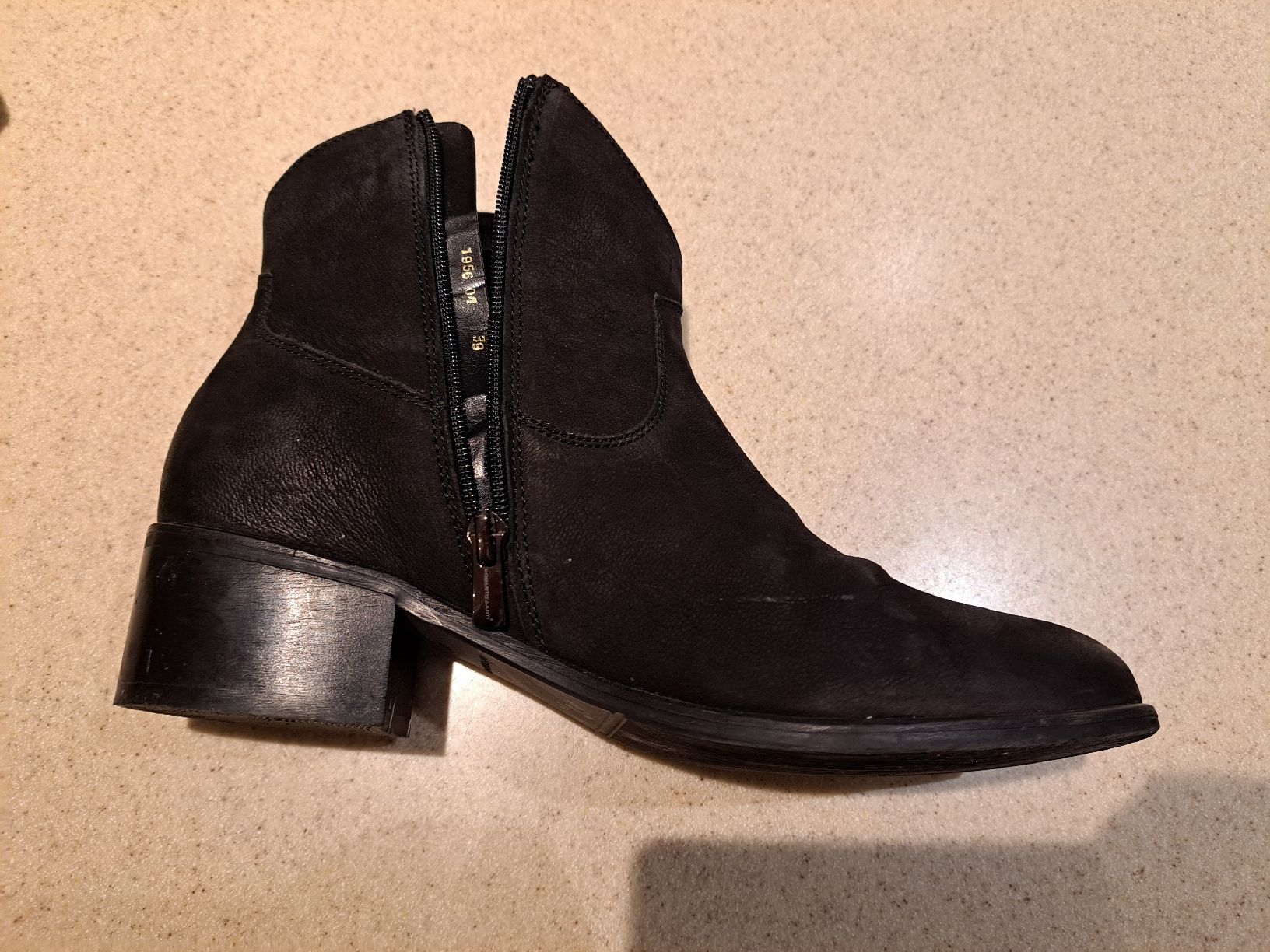 Scarpe da donna: Schwarze Wildleder Stiefeletten Gr. 39 – Usato da Schlattingen venduto da Kathr1n 1