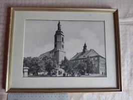 Schwarz-Weiss Fotografie Kirche m. Autos ca 1950 gerahmt 