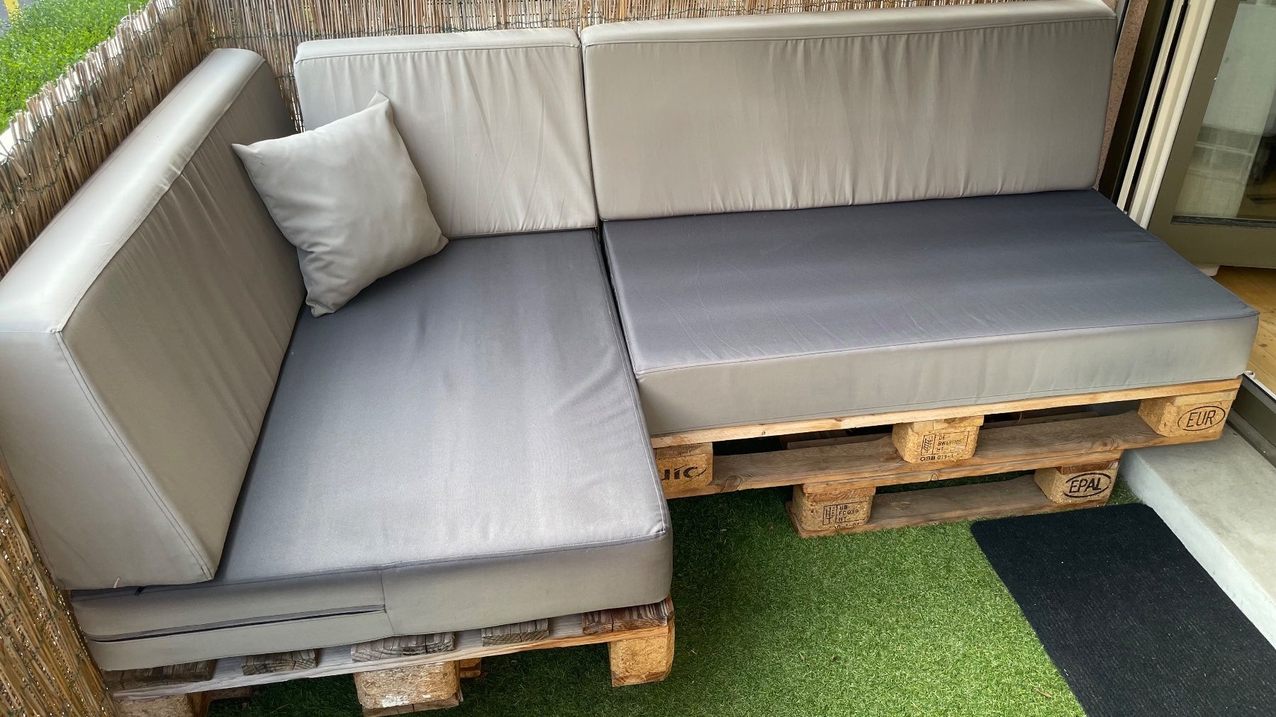Sofas: 2 Paletten Lounge Garten - Ecksofa Grau – D'occasion à Zürich par sam_2jmt 1