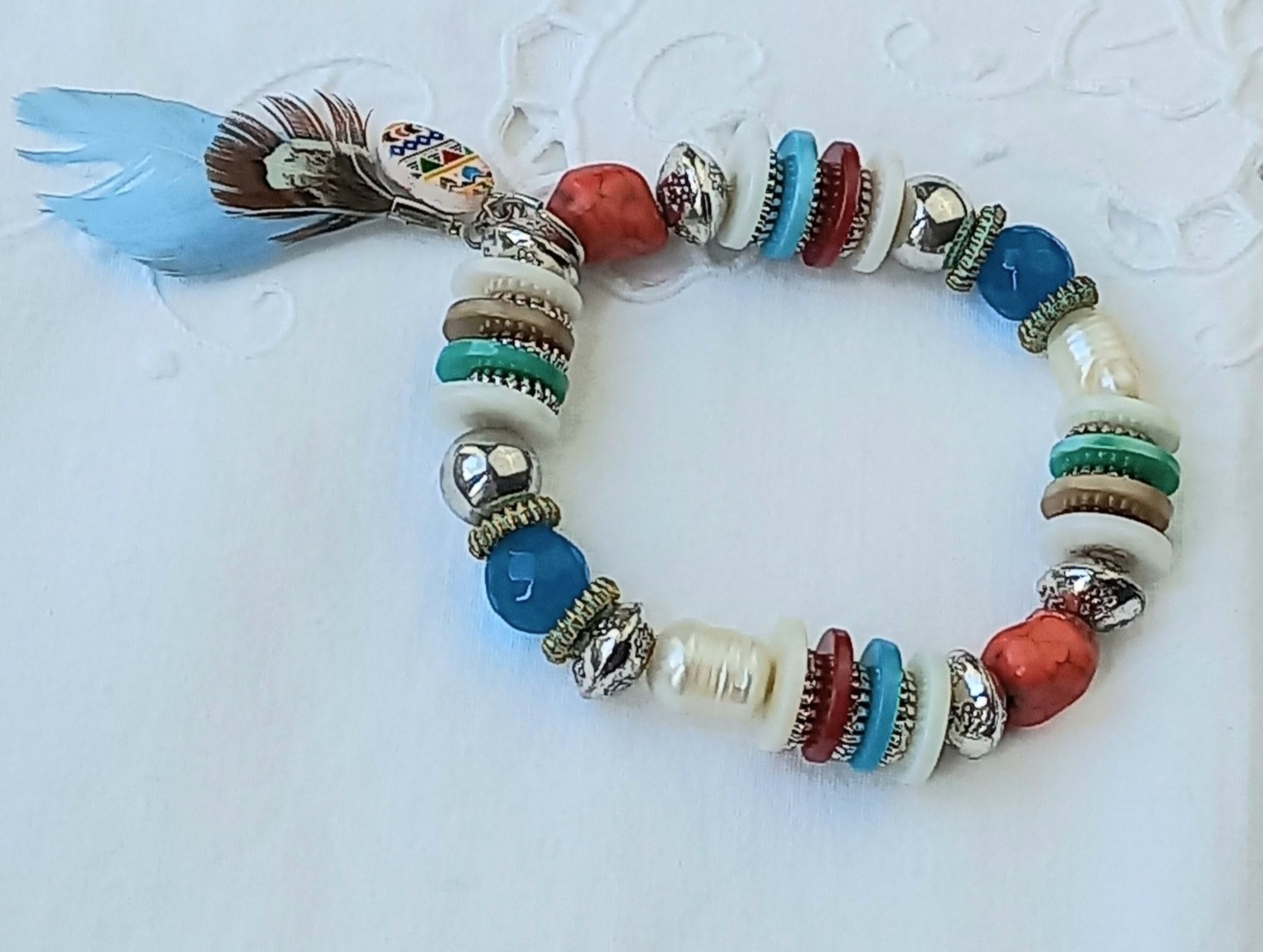 Bracciali & Braccialetti: Buntes Armband mit Perlen unFedern, Boho-Chic . – Usato da Buchs AG venduto da Dzirul 2