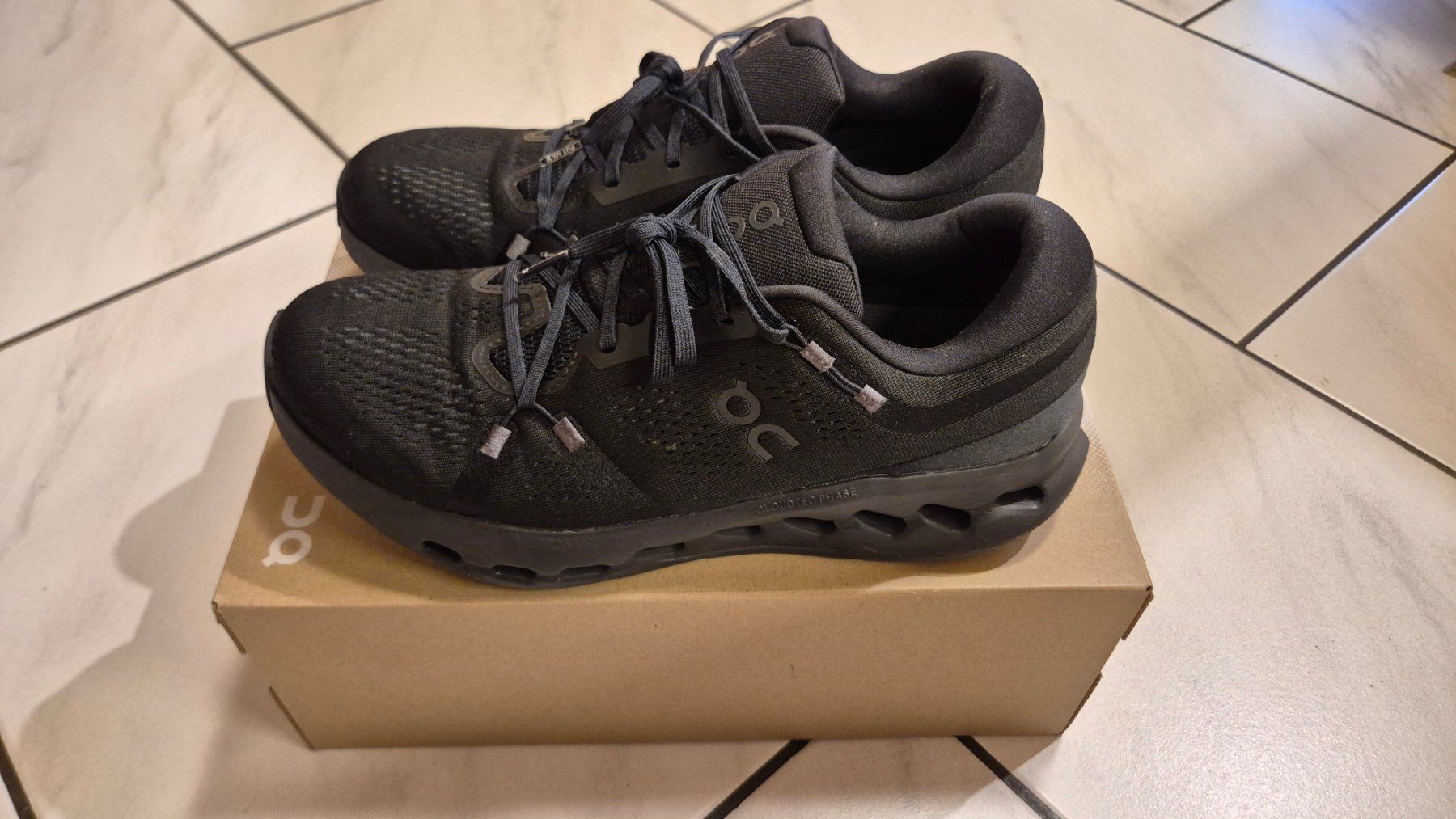 On Scarpe da uomo: ON Cloudsurfer 2 Trailrunning Schuh Gr. 45 Black / Schwarz – Usato da Diessenhofen venduto da Danielrathky 3