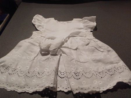 Kleid Grösse 74, weiss/Spitzenmuster/kurze Arme