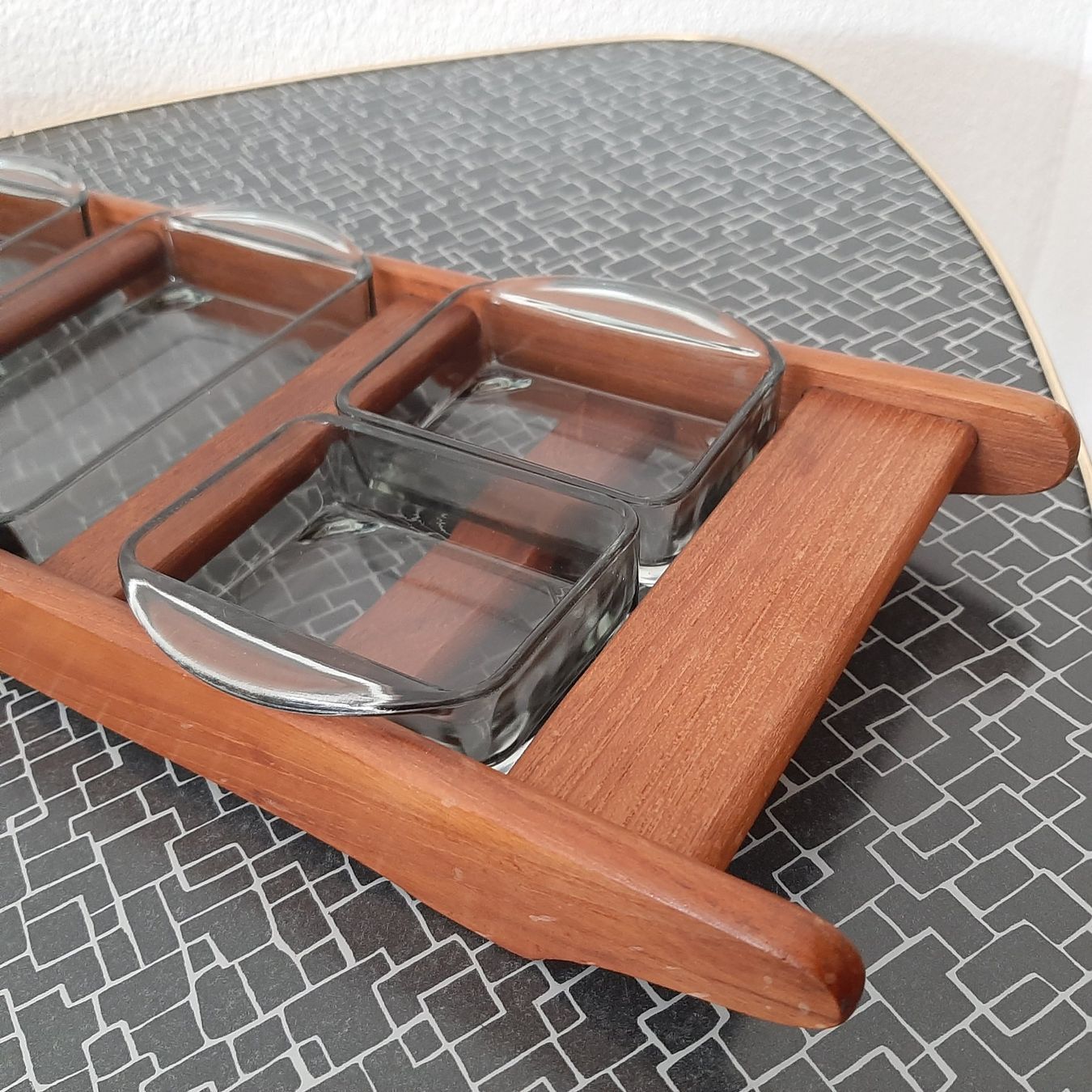 Holmegaard Servierplatten: Mid Century 60er Digsmed Teak Tablett Holmegaard Rauchglas – Gebraucht aus Erschwil von Karabella 4