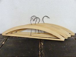 Grosi's alte Kleiderbügel aus Holz