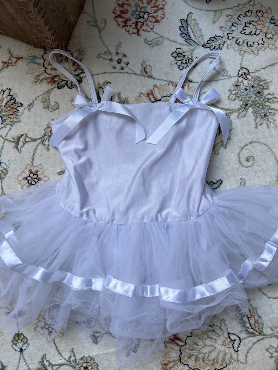 Scarpe, pantaloni & magliette da ginnastica: Süsses weiss/silbernes Tutu Kleidchen Gr 122/128 – Usato da Wolfwil venduto da Vessie 2