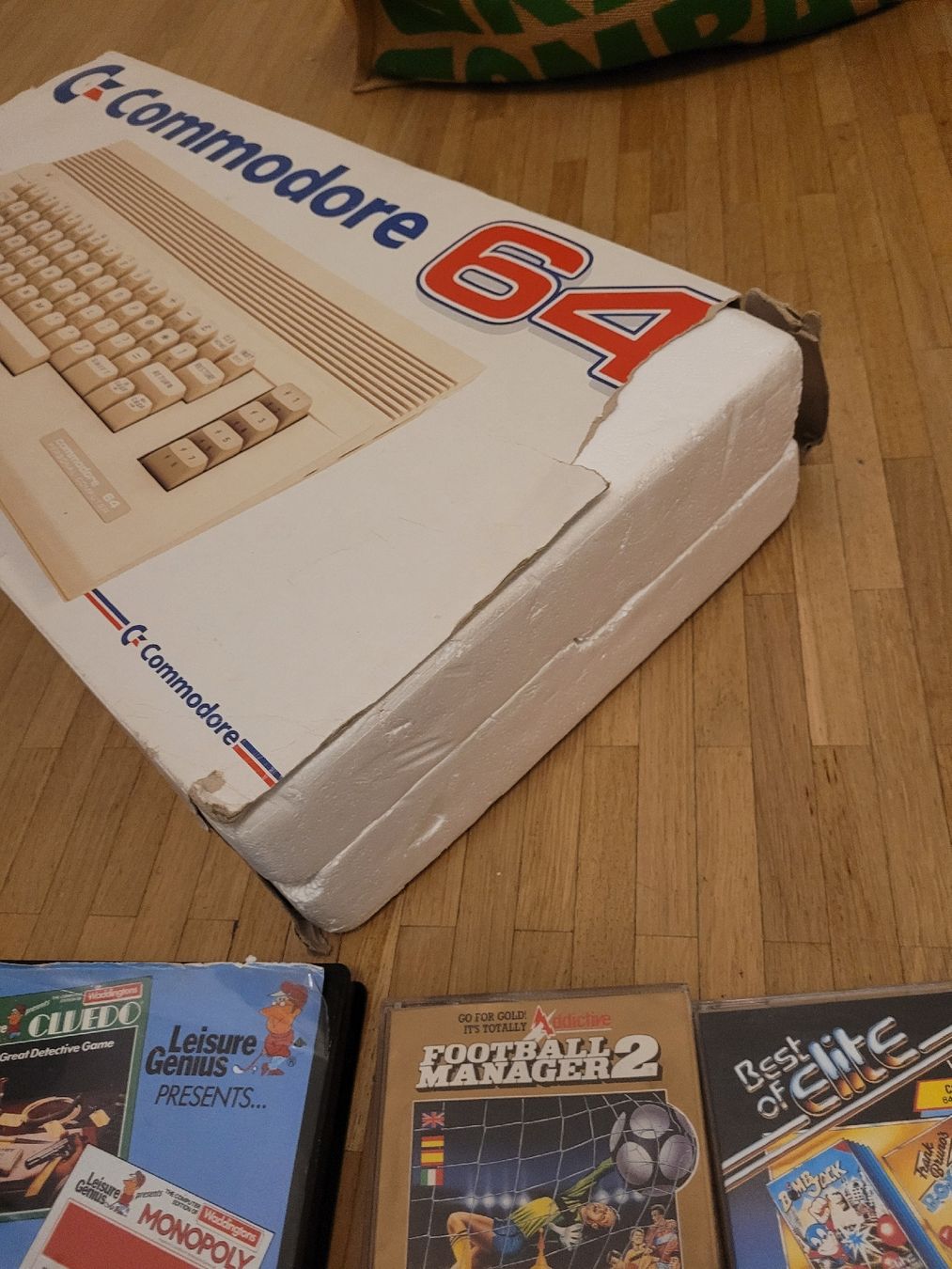 Commodore Console: Commodore 64 Set with 24 Games - Nostalgic Retro Gaming! – Usato da Meyrin venduto da Retro-GZ 6