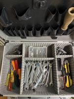   Werkzeugkoffer aus Metall und Kunststoff.inklusive Zubehör