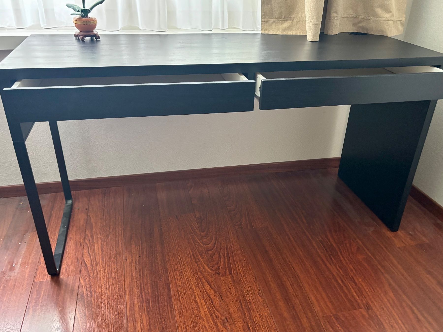 Ikea Scrivanie: Ikea Micke Schreibtisch dunklebraun – Usato da Cham venduto da bet_jp2l 1