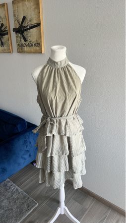 Elegantes Kleid mit Rüschen - Grösse L