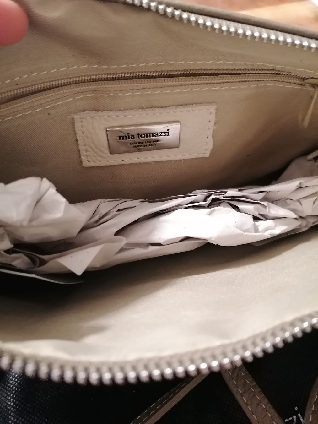 Taschen für Damen: Leder Tasche Mia Tomazzi neu – Neu und originalverpackt aus Sempach von .1SecondBrands. 2