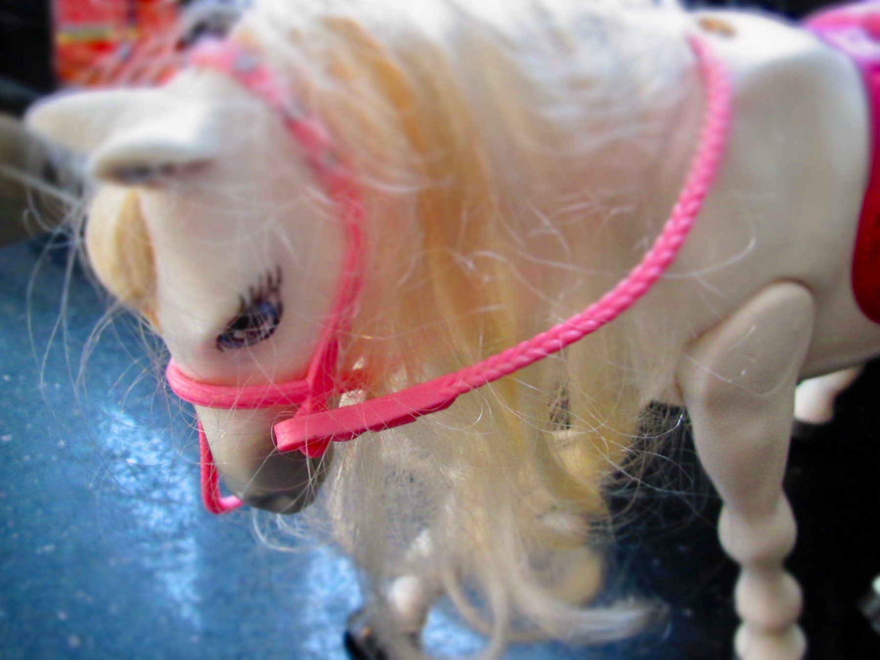Spielzeuge: CHEVAL BARBIE TORNADO A FONCTIONS – Gebraucht aus Murten von Selliot 4