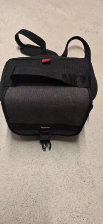 Hama Kameratasche schwarz mit rotem Innenfutter
