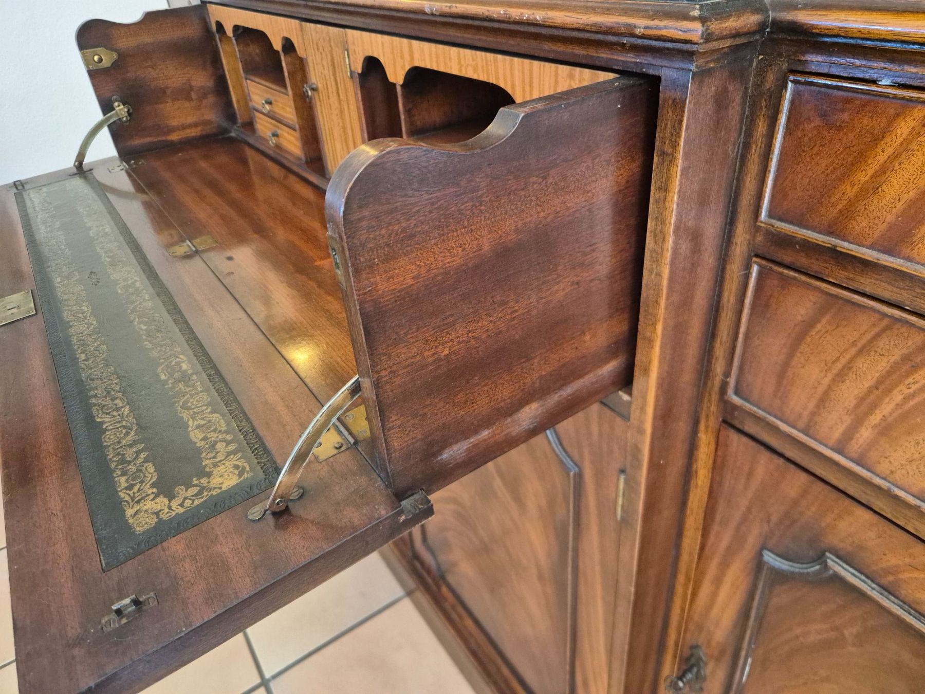 Armadi: Antiker, Englischer Vitrinenschrank – Usato da Maisprach venduto da Frangipani79 3