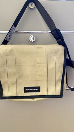 Freitag Umhängetasche beige 43 x 32 cm