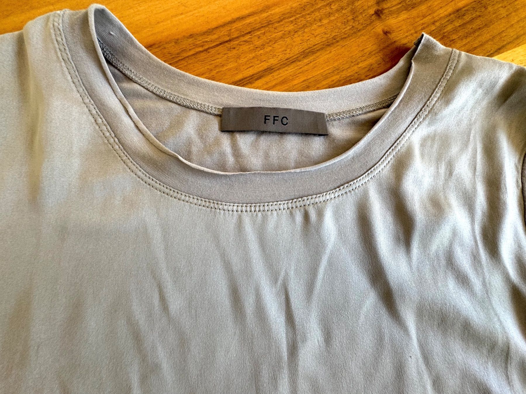 T-shirt: FFC silbernes Seidenshirt Traumstück Grösse M – Nuovo (secondo la descrizione) da Meiringen venduto da tonicandgin 2