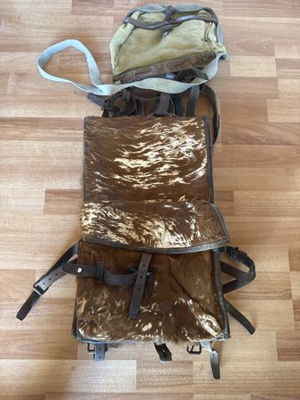 Antiker Militärrucksack mit Fellrücken Schweizer Armee