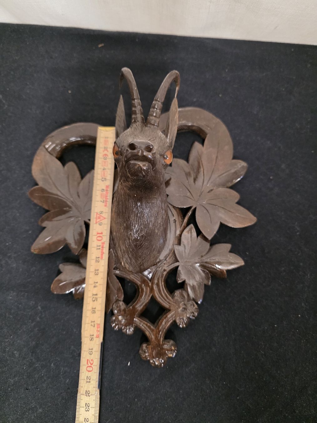 Tutte le decorazioni: Wanddeko: Geschnitzter Steinbock Kopf mit Ahornlaub – Usato da Wolfertswil venduto da Antiko 1